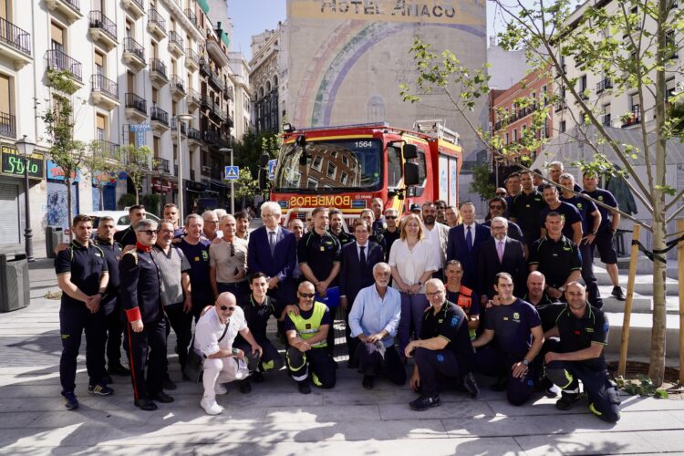MONUMENTO A LOS BOMBEROS EN LA RENOVADA PLAZA DEL CARMEN EN MADRID