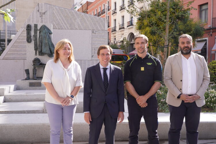 MONUMENTO A LOS BOMBEROS EN LA RENOVADA PLAZA DEL CARMEN EN MADRID
