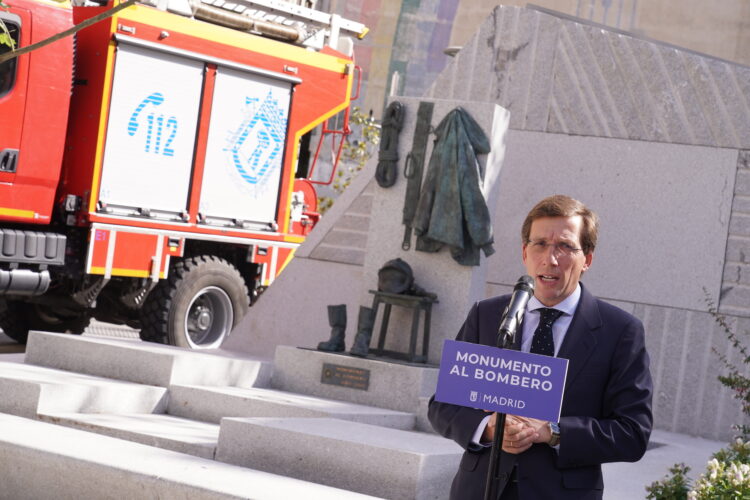 MONUMENTO A LOS BOMBEROS EN LA RENOVADA PLAZA DEL CARMEN EN MADRID