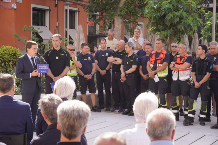 MONUMENTO A LOS BOMBEROS EN LA RENOVADA PLAZA DEL CARMEN EN MADRID