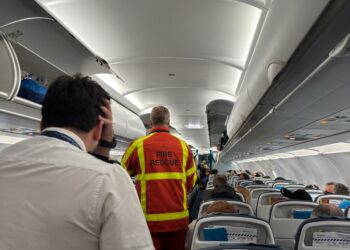 INCENDIO EN UN AVIÓN APAGADO, BAILANDO UN ZAPATEADO