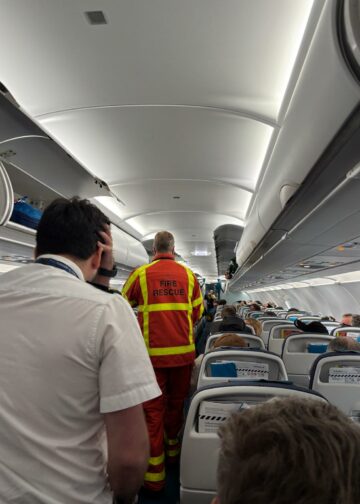 INCENDIO EN UN AVIÓN APAGADO, BAILANDO UN ZAPATEADO