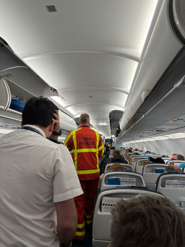 INCENDIO EN UN AVIÓN APAGADO, BAILANDO UN ZAPATEADO